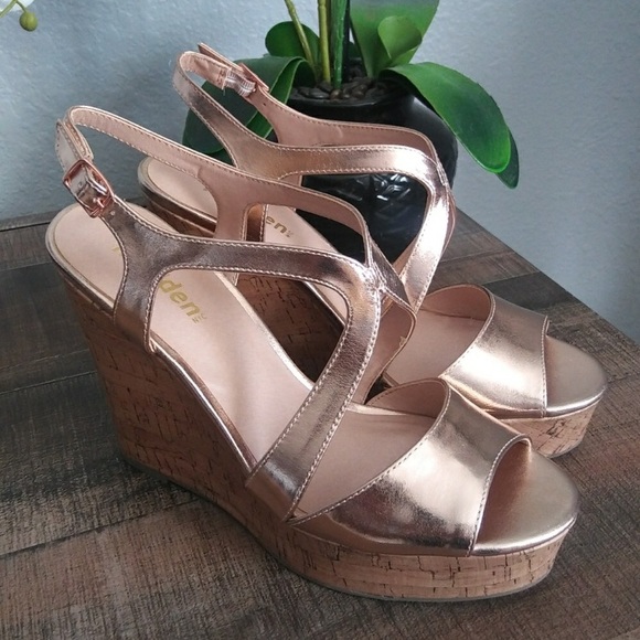 Beautiful gold wedges ✨ - Picture 2 of 2